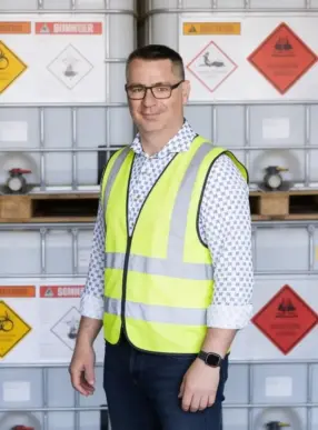 Gefahrgutbeauftragter Michael Girbes steht vor einer Gefahrgutpalette {{brizy_dc_image_alt imageSrc=