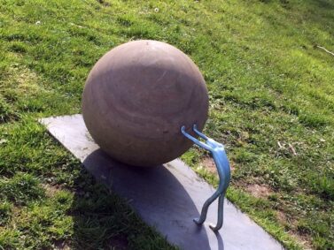 Sisyphus schiebt Kugel nach oben - Sinnbild für Qualitätsmanagement - wichtig sind Ziele und Maßnahmen {{brizy_dc_image_alt imageSrc=